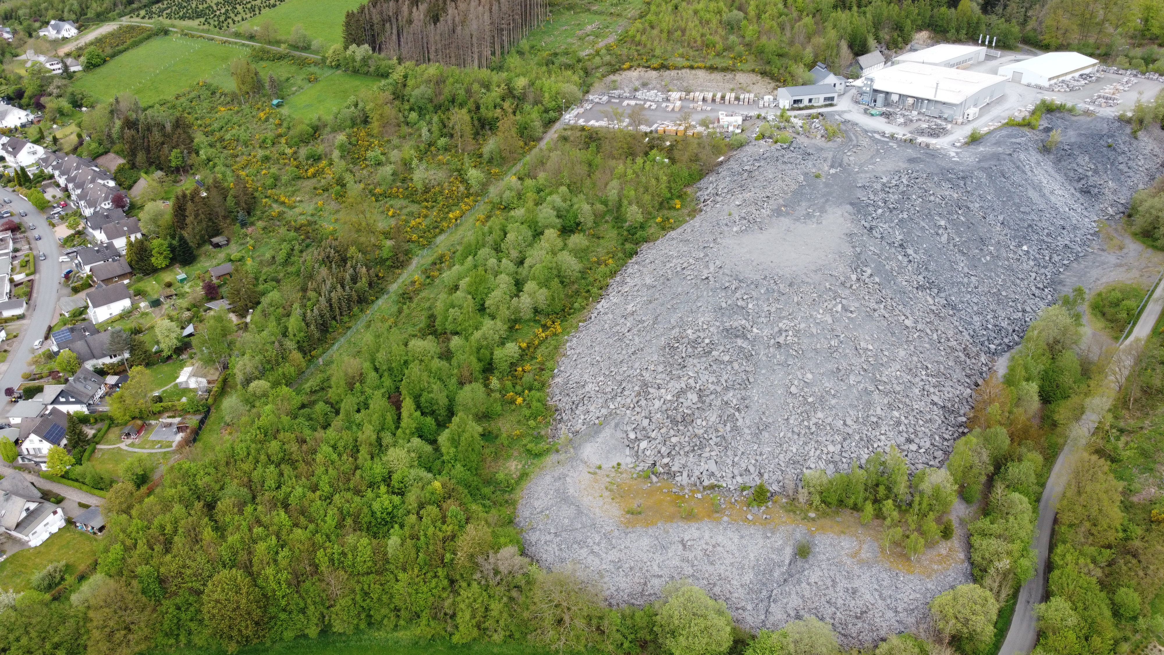 Luftaufnahme der Schiefergrube Magog 2025 in unmittelbarer Nähe zur Wohnbebauung